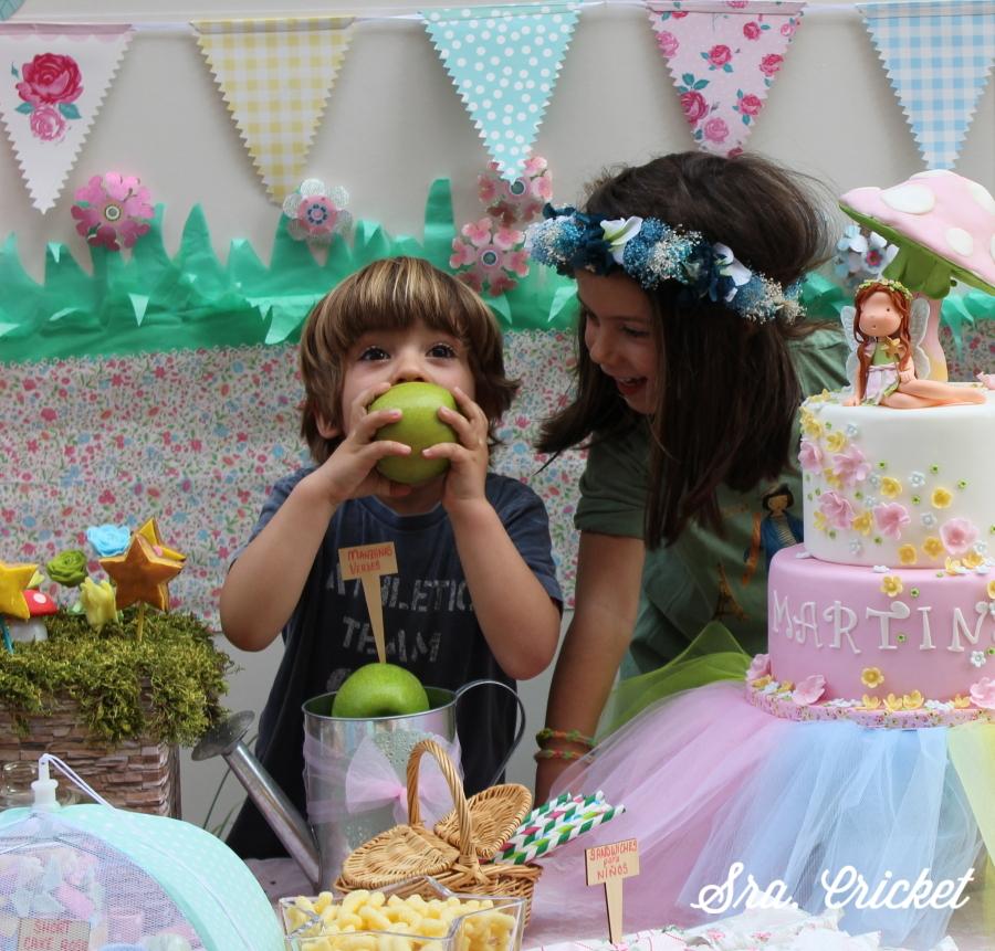 fruta divertida mordiendo manzana 
