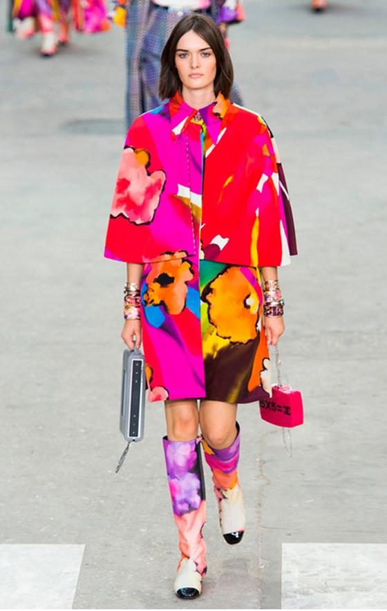 Claves para llevar prendas con estampados florales psicodelico