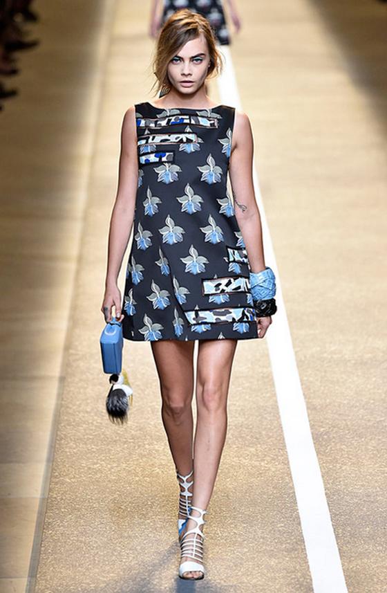 Claves para llevar prendas con estampados florales tonos oscuros