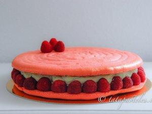 Macaron Gigante de frambuesas con crema de pistacho