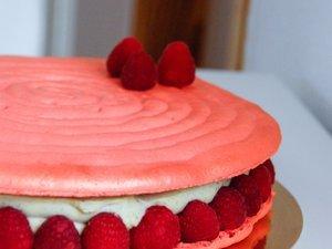 Macaron Gigante de frambuesas con crema de pistacho