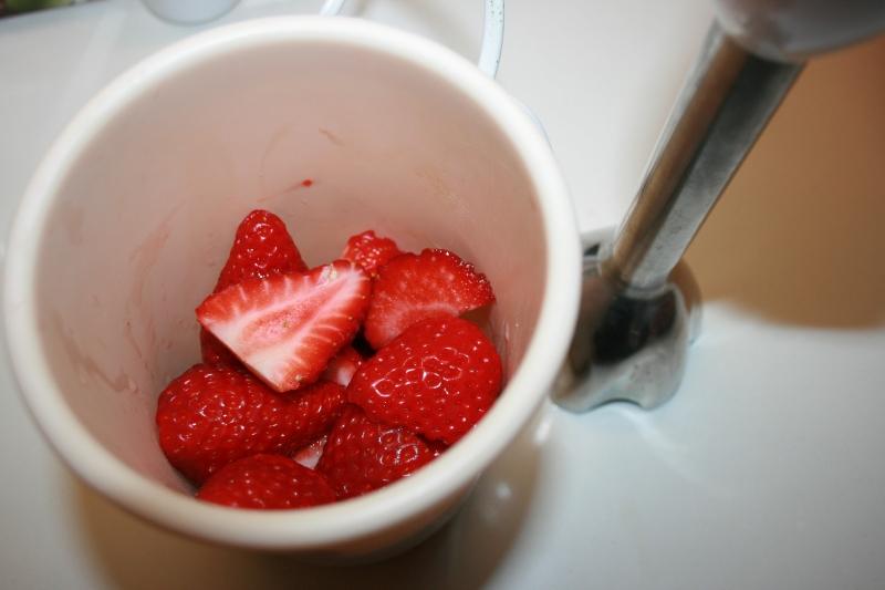 02. batido de fresas fit con fresas cortadas