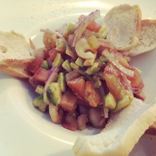 Ceviche de camarones, salmón y palta chileno