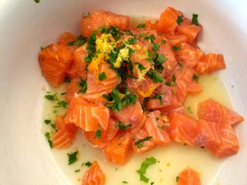 Aliñando el salmón crudo