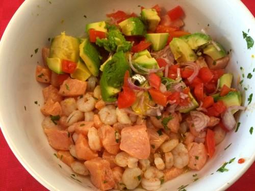 Añadiendo el aguacate, la cebolla y el tomate