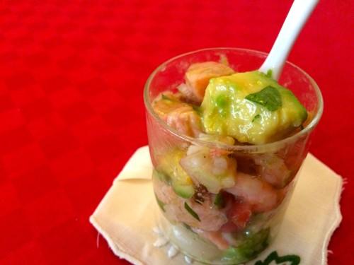 Emplatando el ceviche en un vasito 