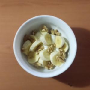 yogur. nueces y plátano