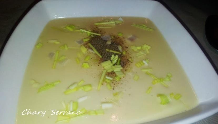 Se sirve normalmente con cebollino, pero admite otras cosas, como por ejemplo lo que yo he hecho; trocear pequeñito la parte verde pálida el puerro y ponerle un poquito de pimienta por encima