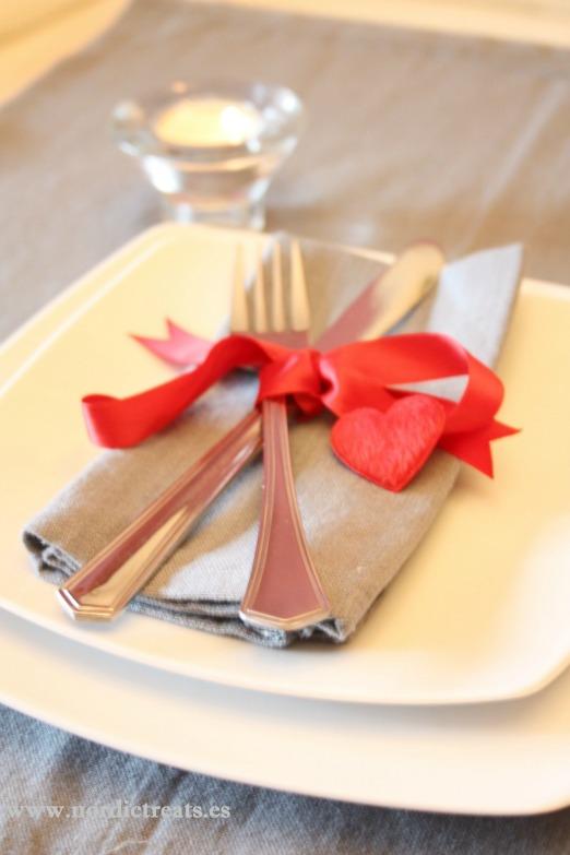 Mesa de San Valentín de inspiración nórdica en gris y rojo.