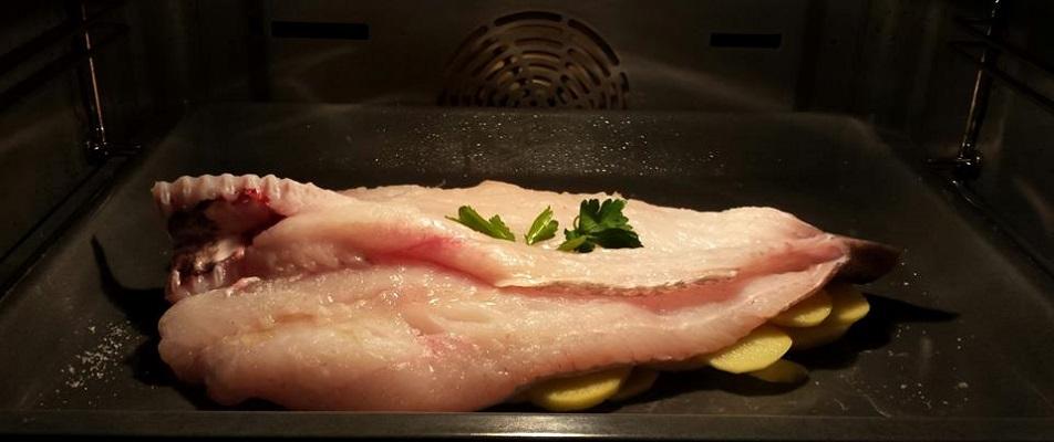 merluza sobre cama patatas cebolla