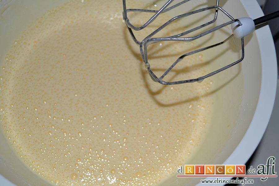 Bizcocho de cuatro cuartos, batir muy bien hasta que doblen su tamaño
