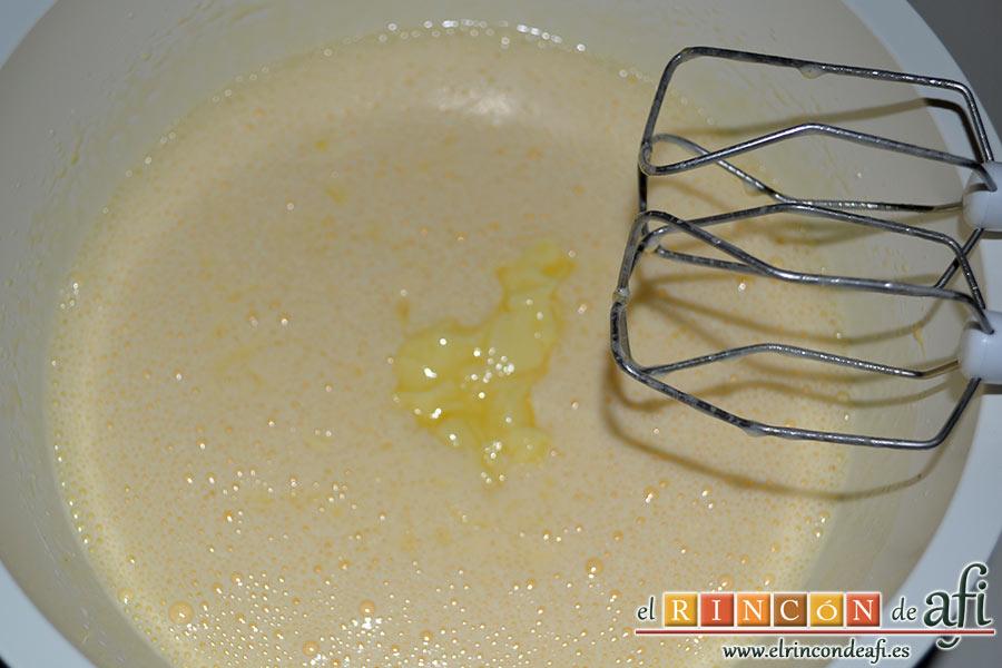 Bizcocho de cuatro cuartos, añadir la mantequilla en pomada