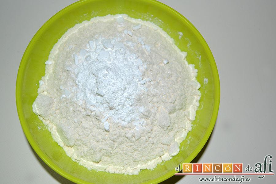 Bizcocho de cuatro cuartos, preparar la harina y la levadura y tamizar