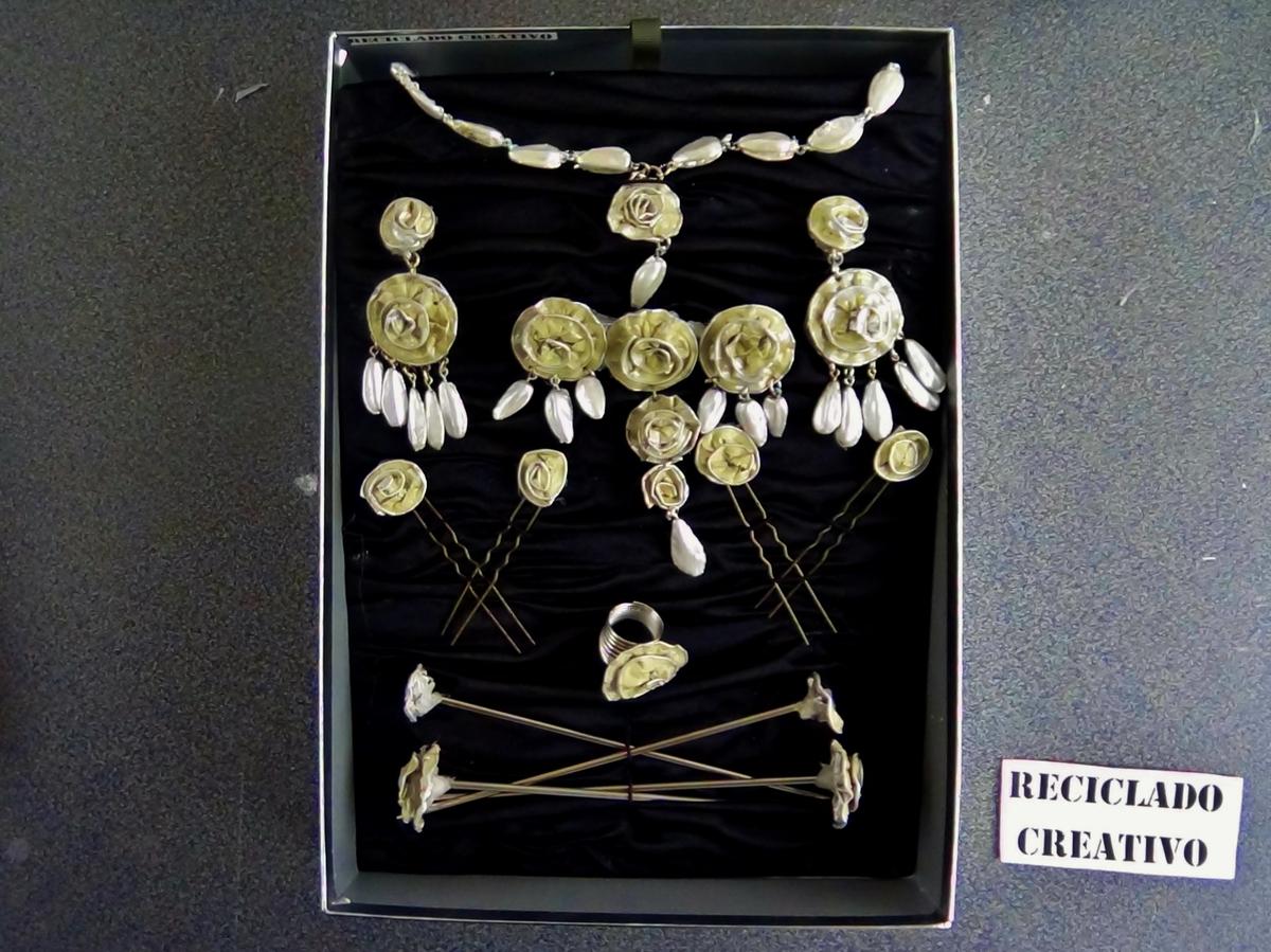 Aderezo y peinetas de fallera con material reciclado (20)