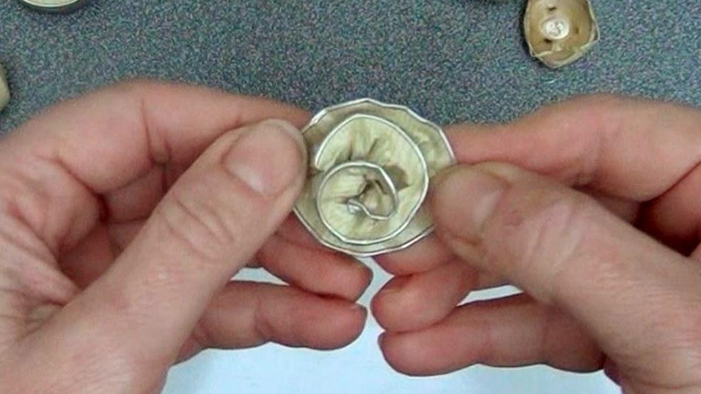 Anillo con forma de flor, con dos cápsulas de café recicladas