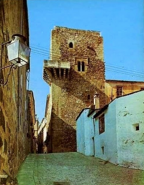 Calle Tiendas y Arco del Socorro