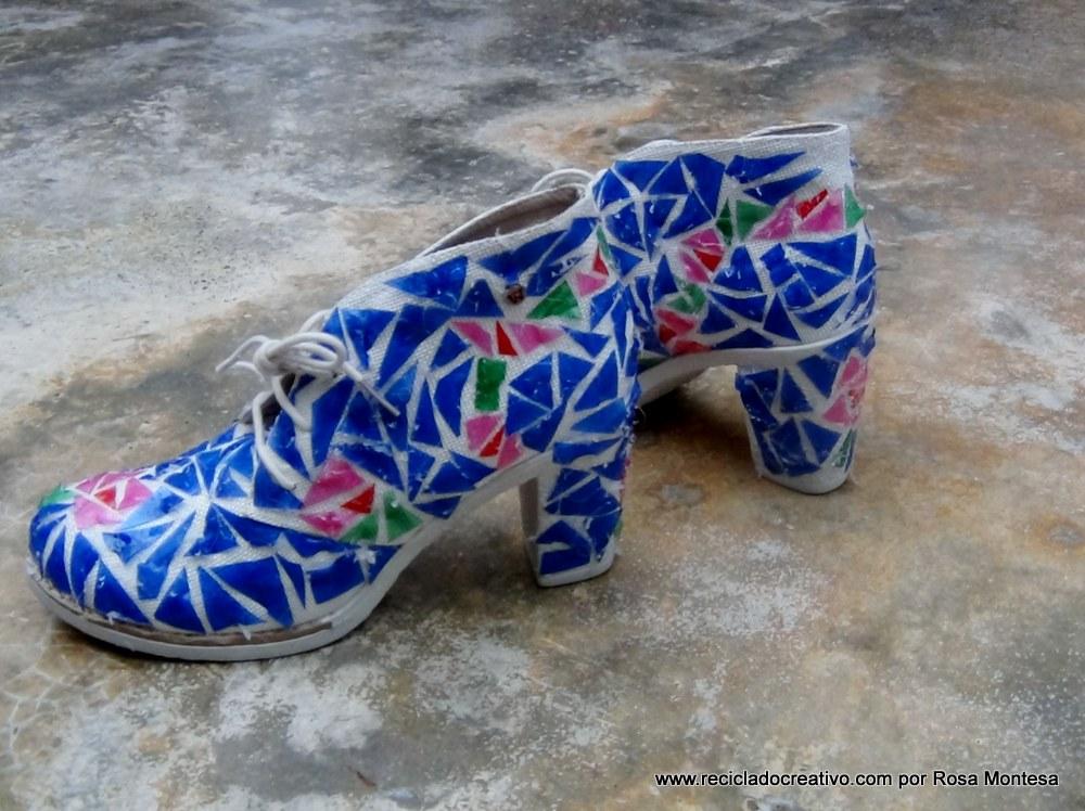 Zapatos para un traje de fallera valenciana con material reciclado