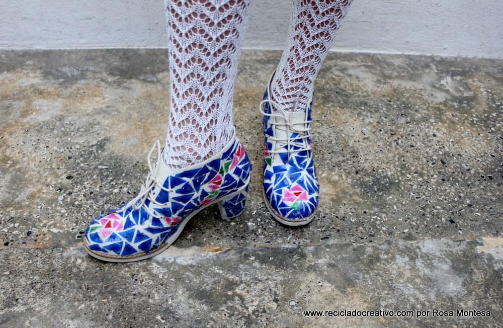 Zapatos para un traje de fallera valenciana con material reciclado