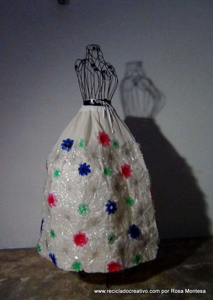 Traje de fallera valenciana con material reciclado (80)
