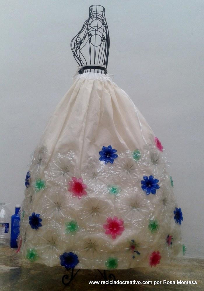 Falda de fallera valenciana siglo XXI con material reciclado