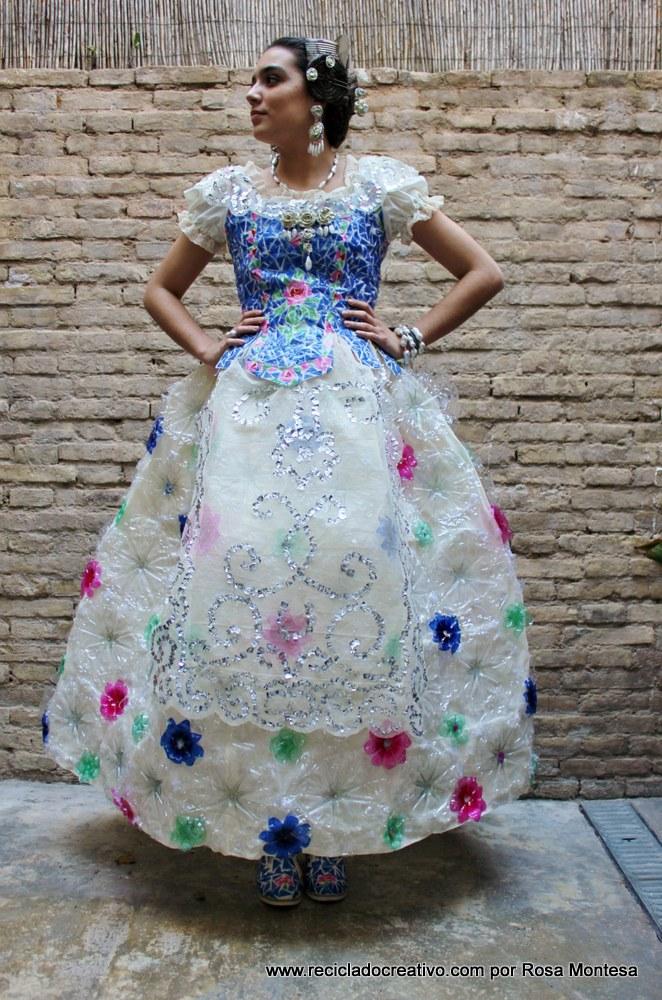 Traje de fallera valenciana con material reciclado (409)