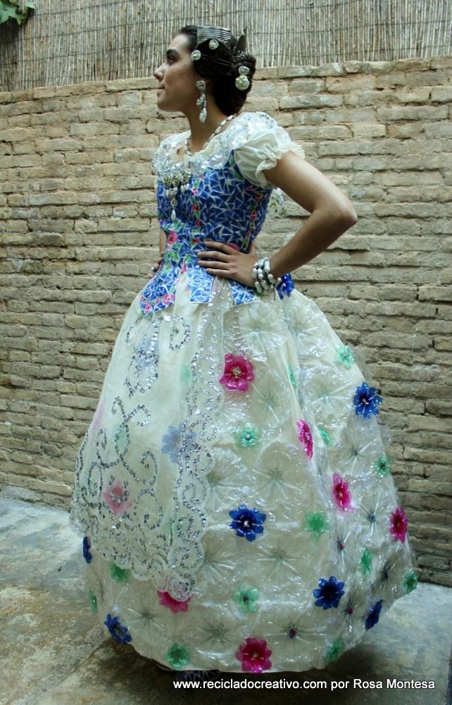 Traje de fallera valenciana con material reciclado (412)