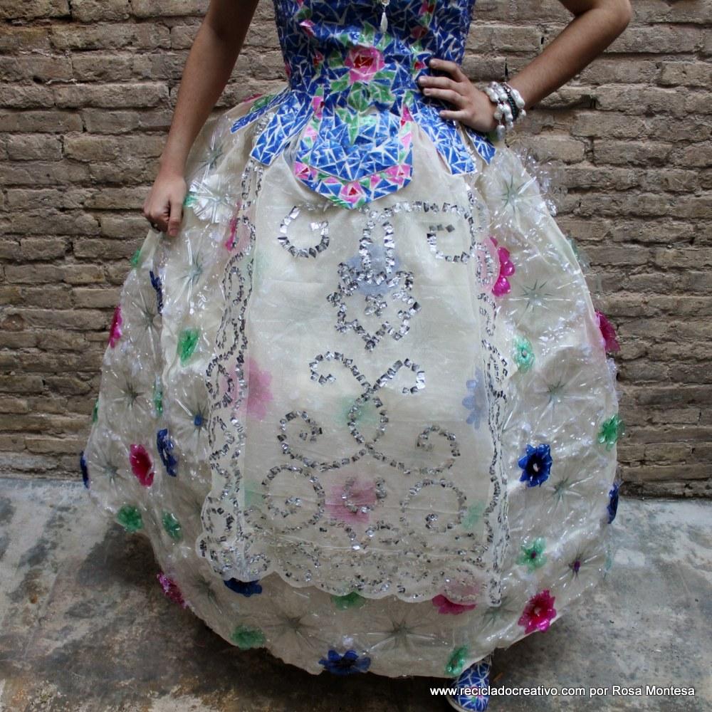 Traje de fallera valenciana con material reciclado (432)