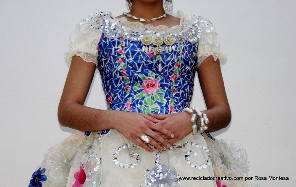 Corpiño de traje de fallera valenciana #ecofallera realizado con trencadís sobre tela