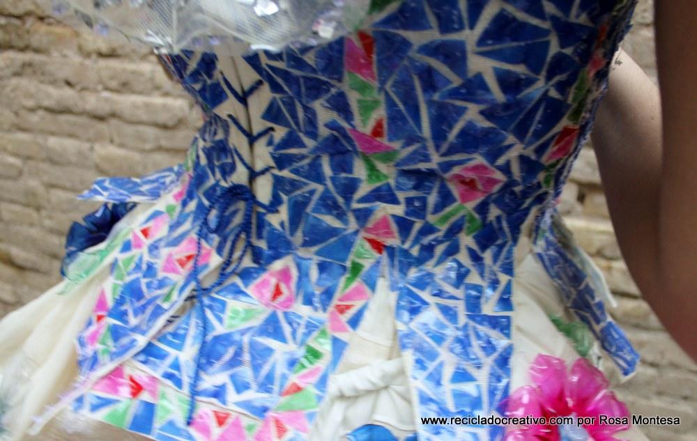 Corpiño de traje de fallera valenciana #ecofallera realizado con trencadís sobre tela