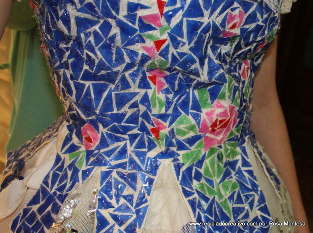 Corpiño de traje de fallera valenciana #ecofallera realizado con trencadís sobre tela