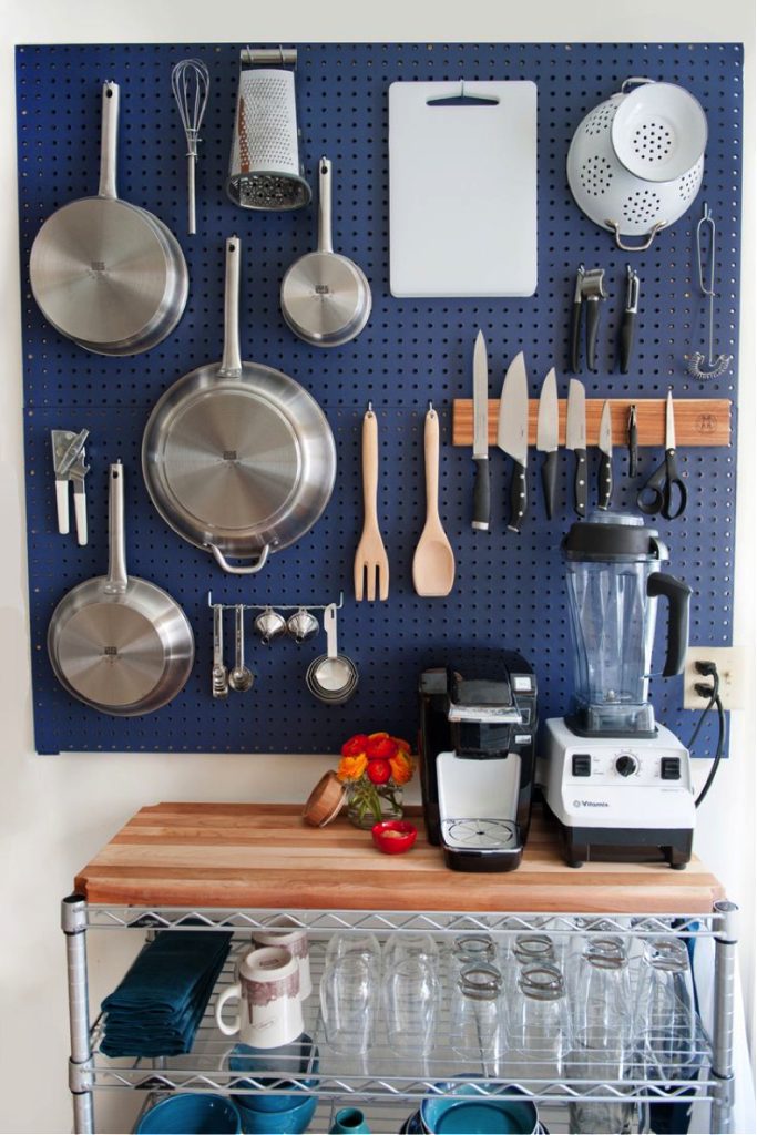 Tableros perforados; Una idea económica para organizar y decorar las cocinas.