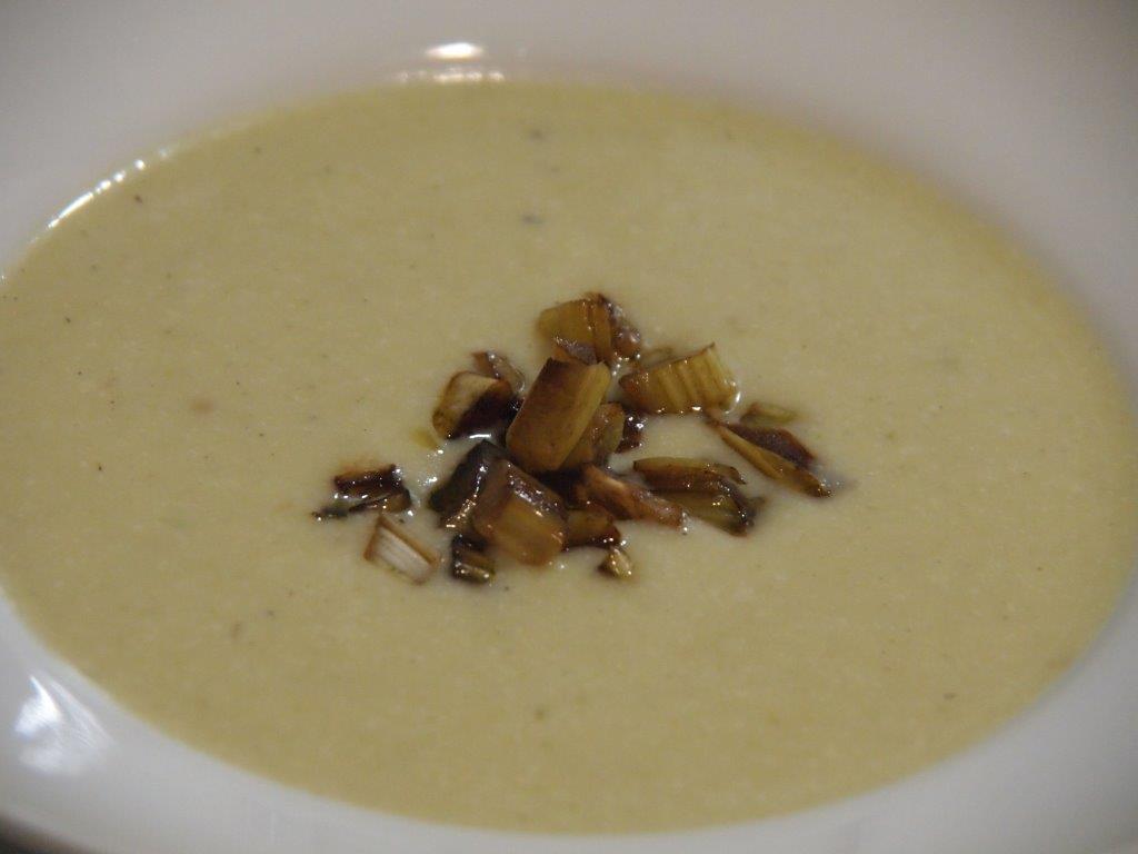 crema coliflor con hojas