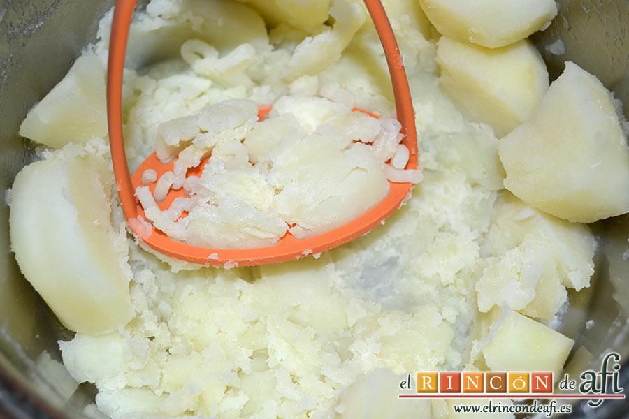 Irish champ, pelar, guisar y machacar las papas