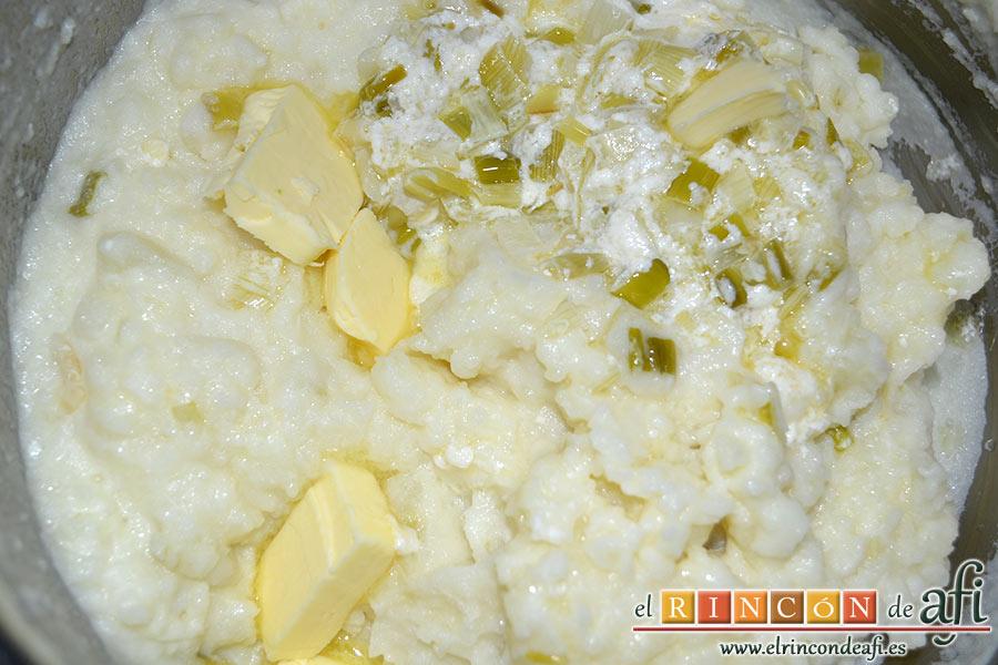 Irish champ, añadir las papas machacadas y añadir un poco más de mantequilla