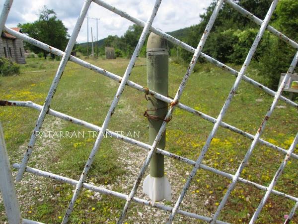 Y túneles apenas distinguibles entre la maleza.