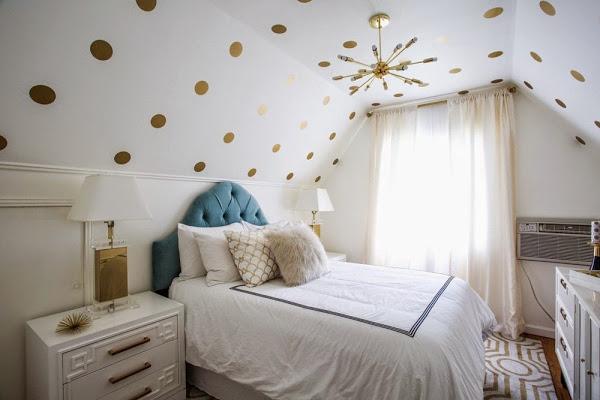 Dormitorio blanco con detalles dorados