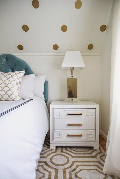 Dormitorio blanco con detalles dorados