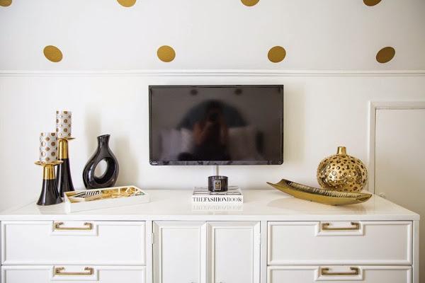 Dormitorio blanco con detalles dorados