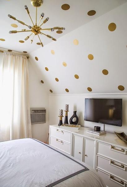 Dormitorio blanco con detalles en dorado