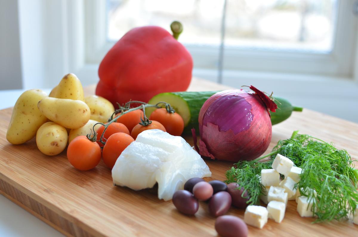 lomo bacalao ensalada griega ingredientes
