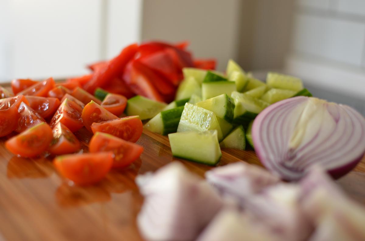 lomo bacalao ensalada griega ingredientes cortados