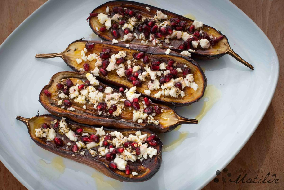 Berenjena con queso feta y granada