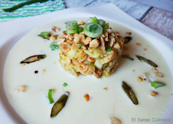 Tartar de salmón con vichyssoise y espárragos salteados
