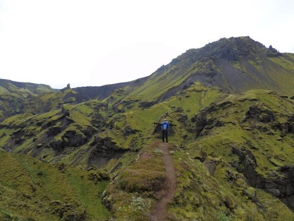 Frente-a-la-inmensidad-del-paisaje-camino-a-Fimmvörduháls