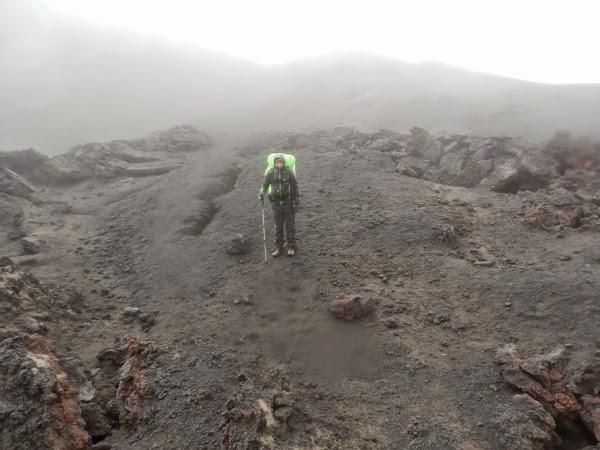 Lipe-en-medio-de-la-lava-expulsada-por-el-volcán-Eyafjallajökull