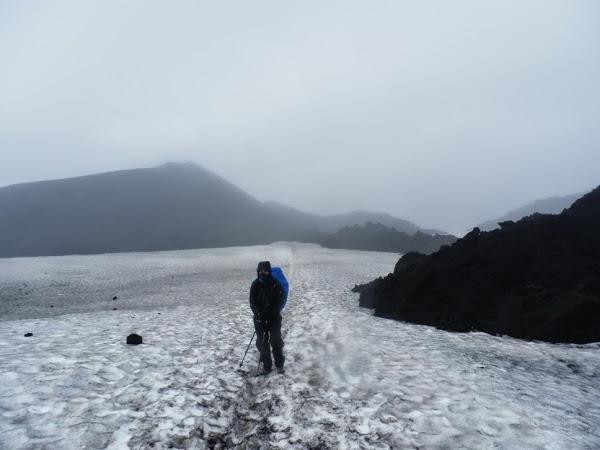 Inma-en-el-glaciar-rodeada-de-montones-de-lava-del-volcán-Eyafjallajökull
