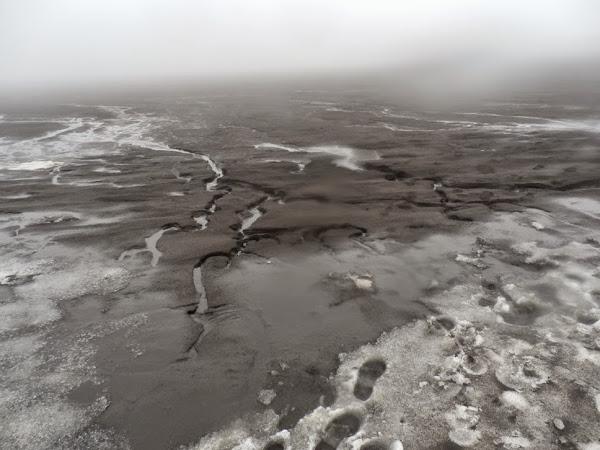 Lava-agua-y-granizo-cerca-del-refugio-de-Fimmvörduháls-en-Islandia