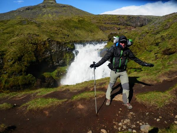 Lipe-frente-a-una-cascada-camino-a-Skógar