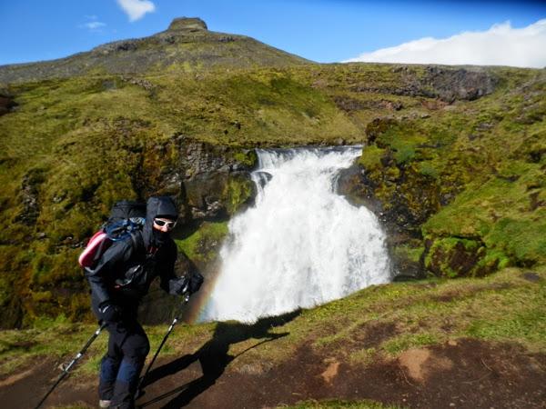 Inma-frente-a-una-cascada-resistiendo-fuertes-vientos-en-Islandia