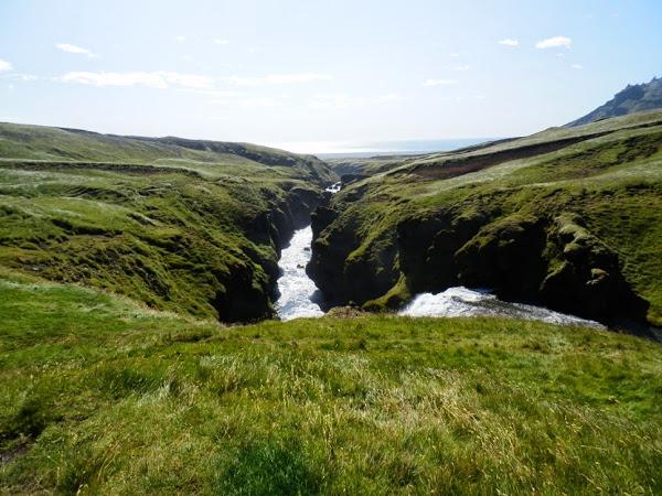 Paisaje-con-el-mar-de-fondo-en-el-Skógar-Trail